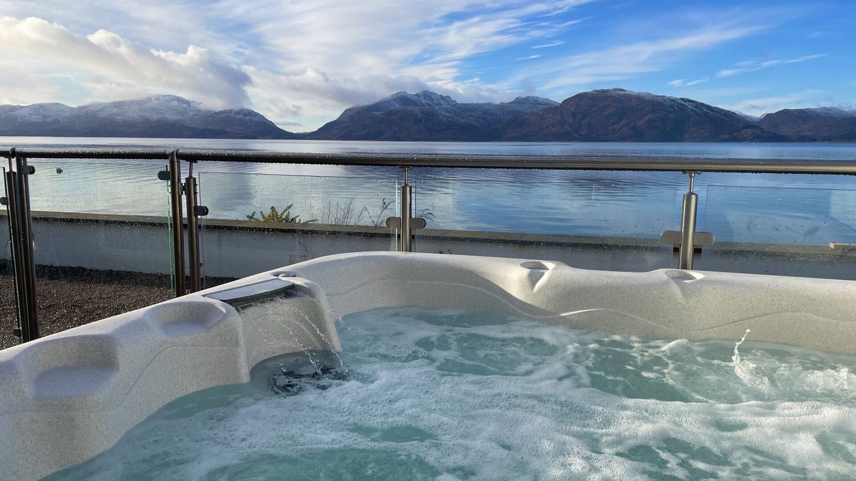 Kentallen Apartment | Beach House 5 with Hot Tub