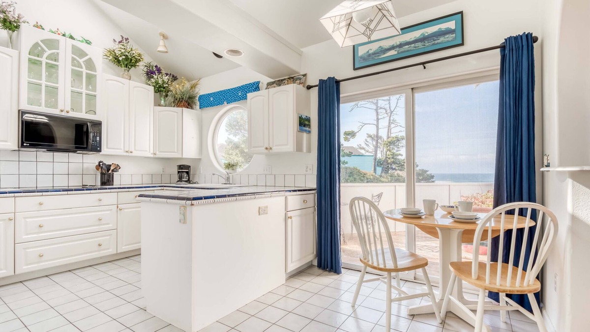 Seal Rock House | Beach House, Amazing Views, Pool Table, Large Deck, Room for the Whole Family