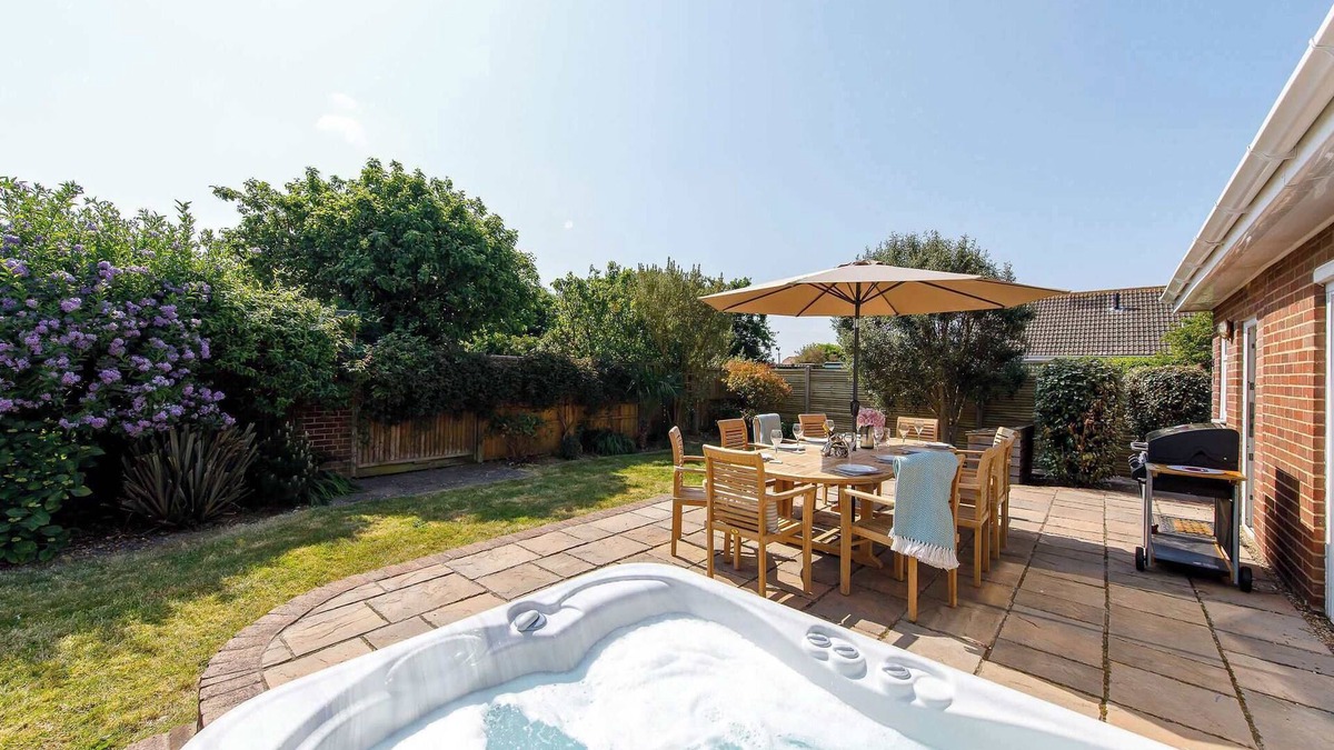 East Wittering House | Beach house for 10 with hot tub & garden