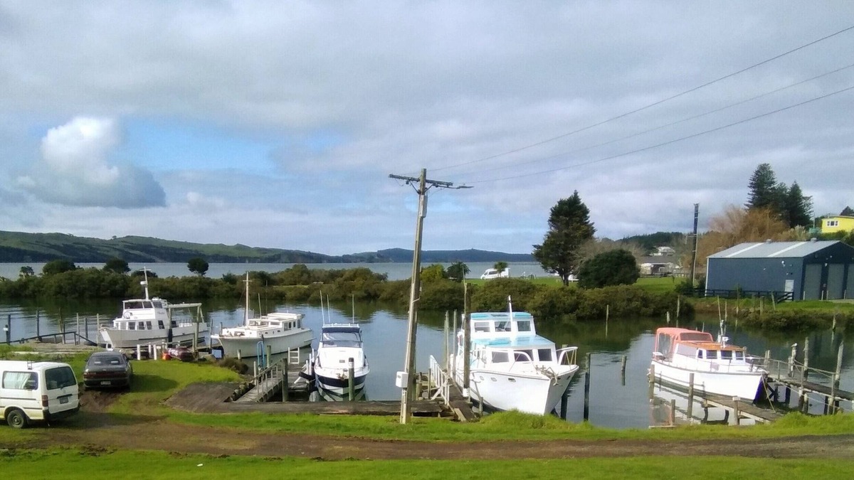 Tinopai Cottage | Beach house getaway for the Family. 2 minutes away from water's edge.