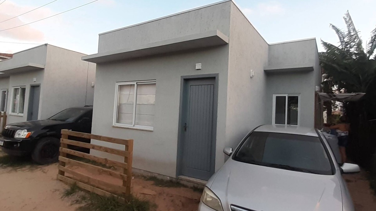 Sao Joao do Rio Vermelho House | Beach house in front of green area