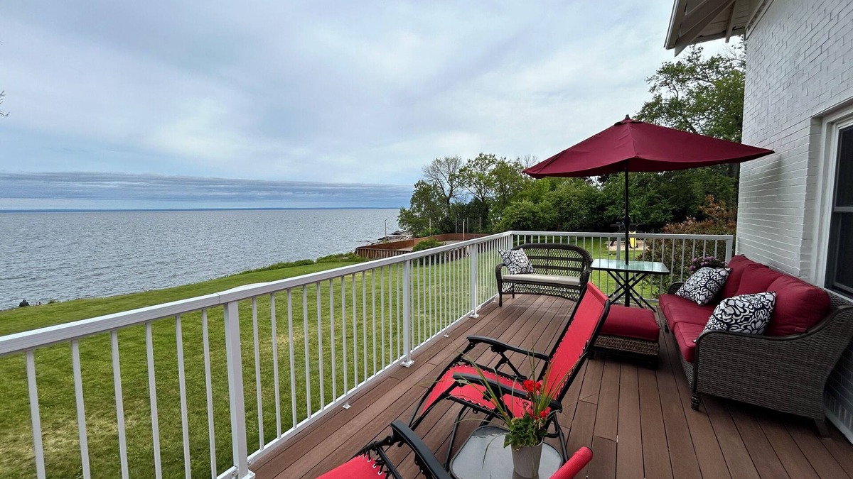 Lakeside - Lester Park House | Beach house on Lake Superior - Direct beach access - Sunrise view over the lake!
