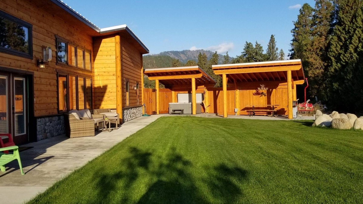 Leavenworth House | Beach House On The River Leavenworth, Privately owned Beach Hot Tub BBQ big yard