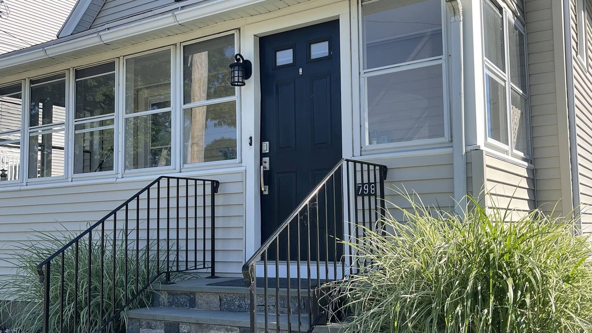 Fairfield House | Beach house - perfect location next to beach and town!