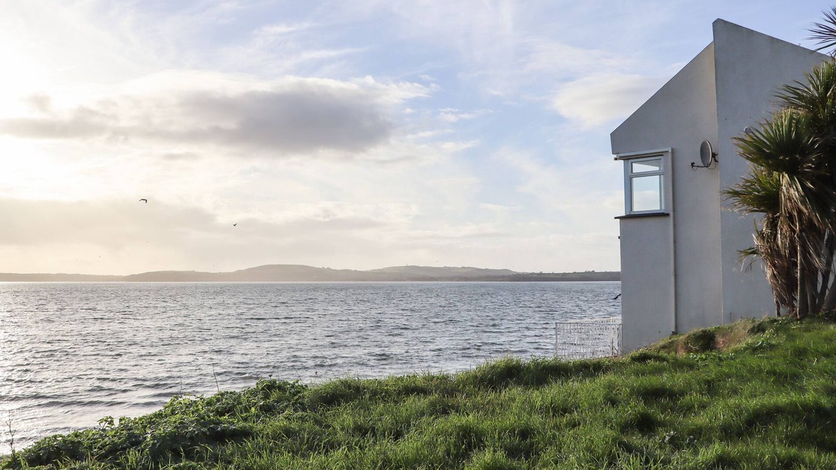 Duncannon Cottage | BEACH HOUSE, pet friendly, with a garden in Duncannon, County Wexford
