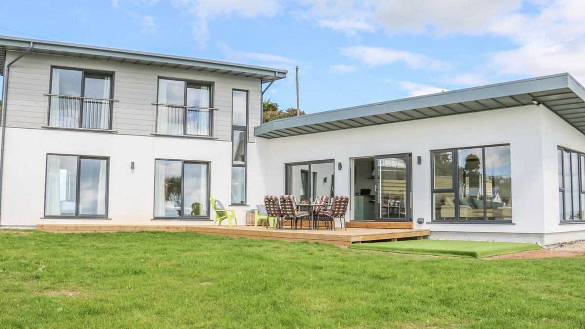 Riverchapel House | BEACH HOUSE, pet friendly, with open fire in Courtown, County Wexford