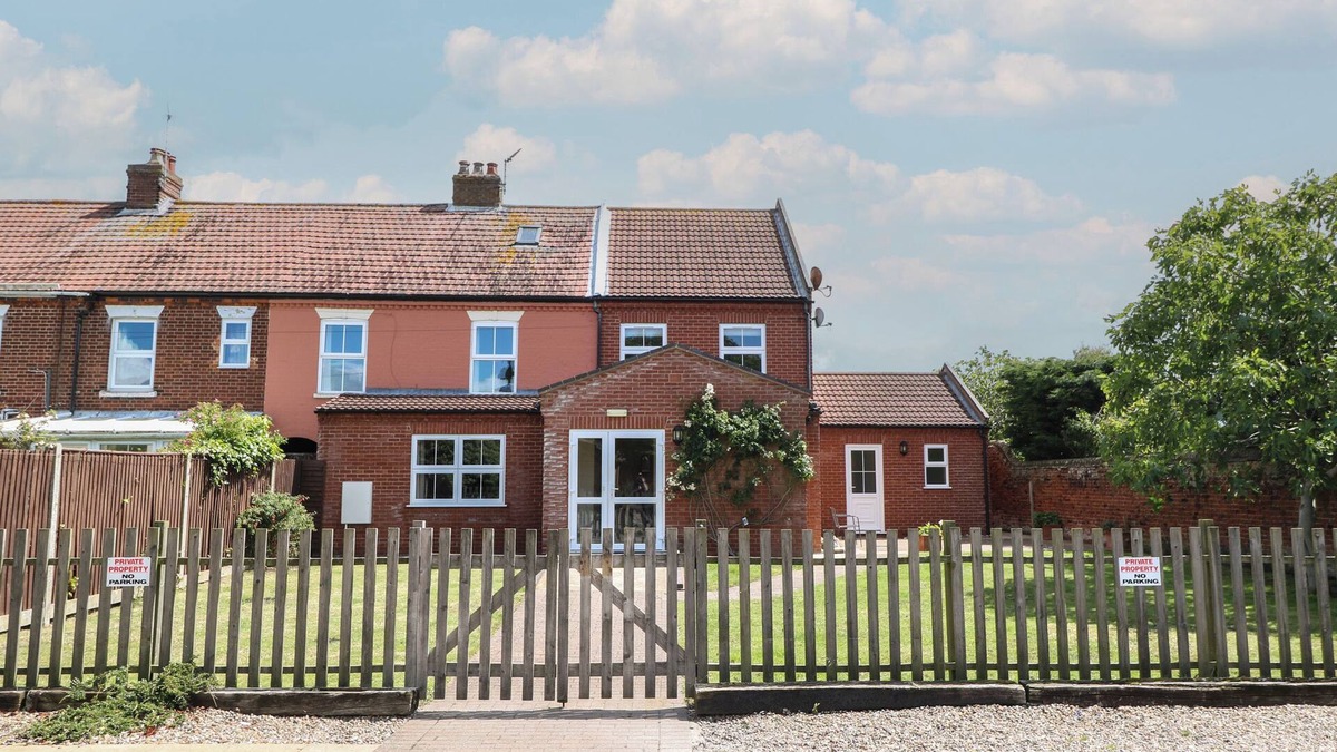 Winterton-on-Sea House | BEACH HOUSE, pet friendly, with a garden in Winterton-On-Sea