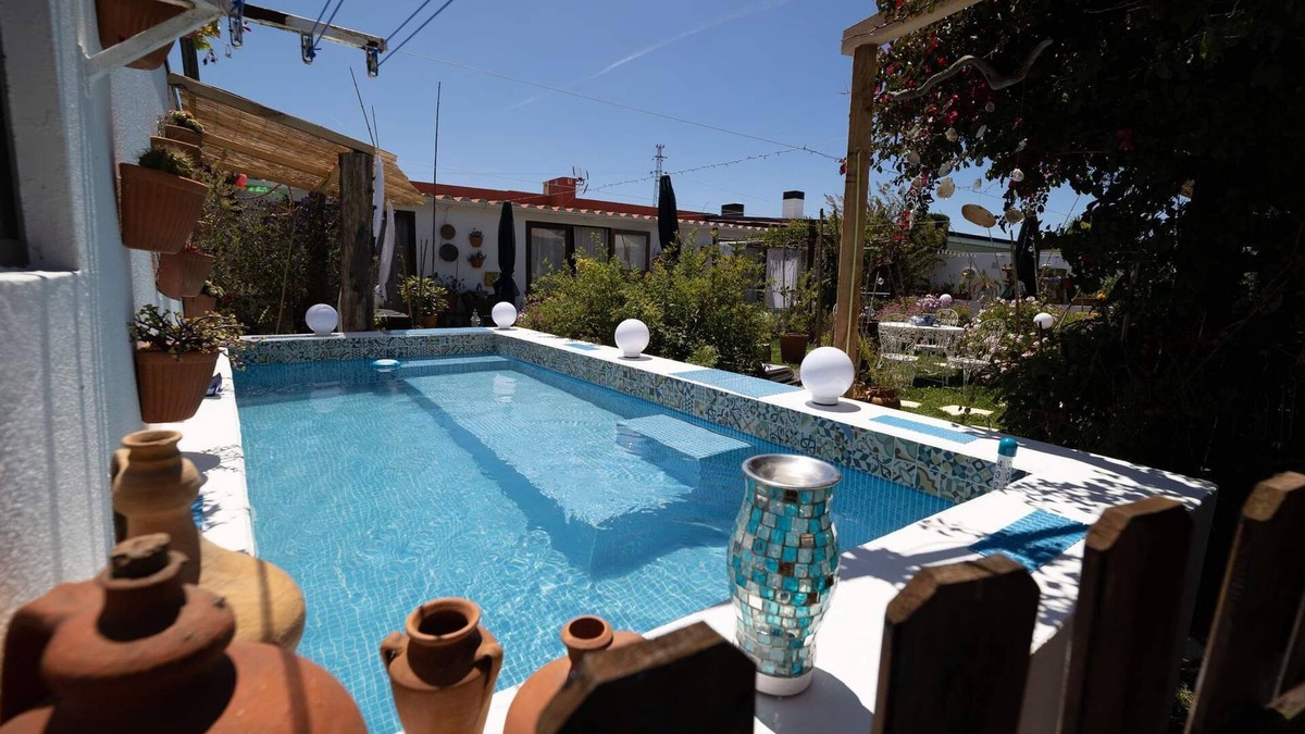 Torreira House | Beach House Babylon-Guest House with kitchenette, garden & pool