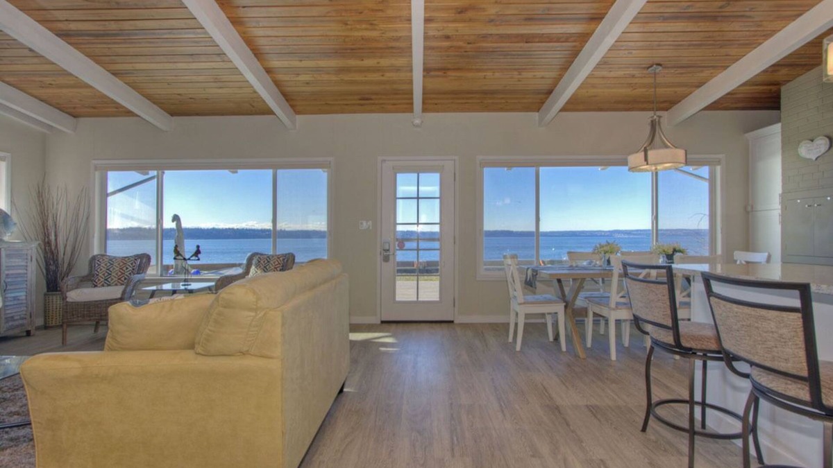 Stanwood House | Beach House Retreat - right on the beach!