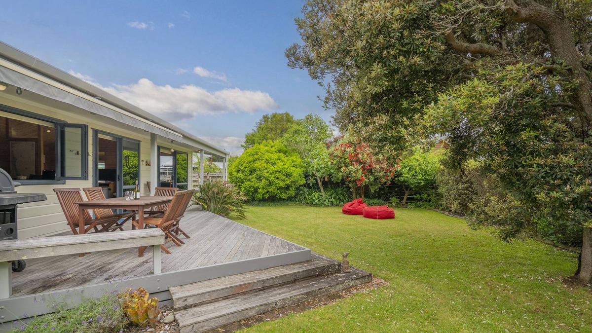 Pauanui House | Beach house vibes plus sleep out for 2nd family or teenagers. Pet friendly.