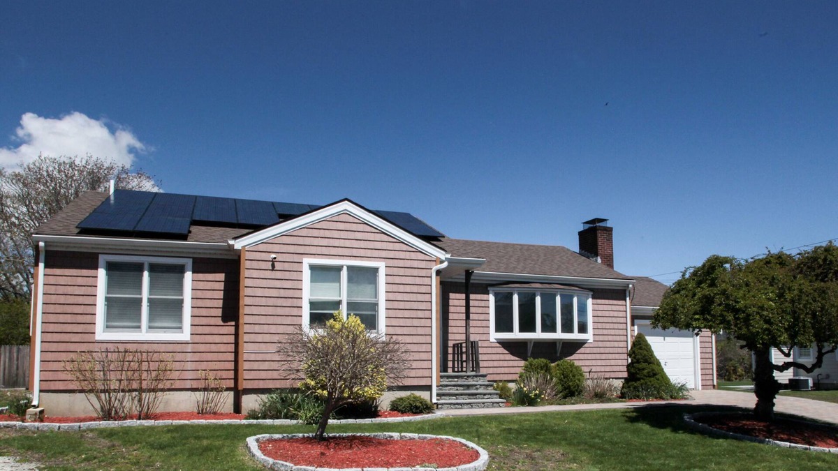 Easton's Point House | Beach house walking distance to Second Beach