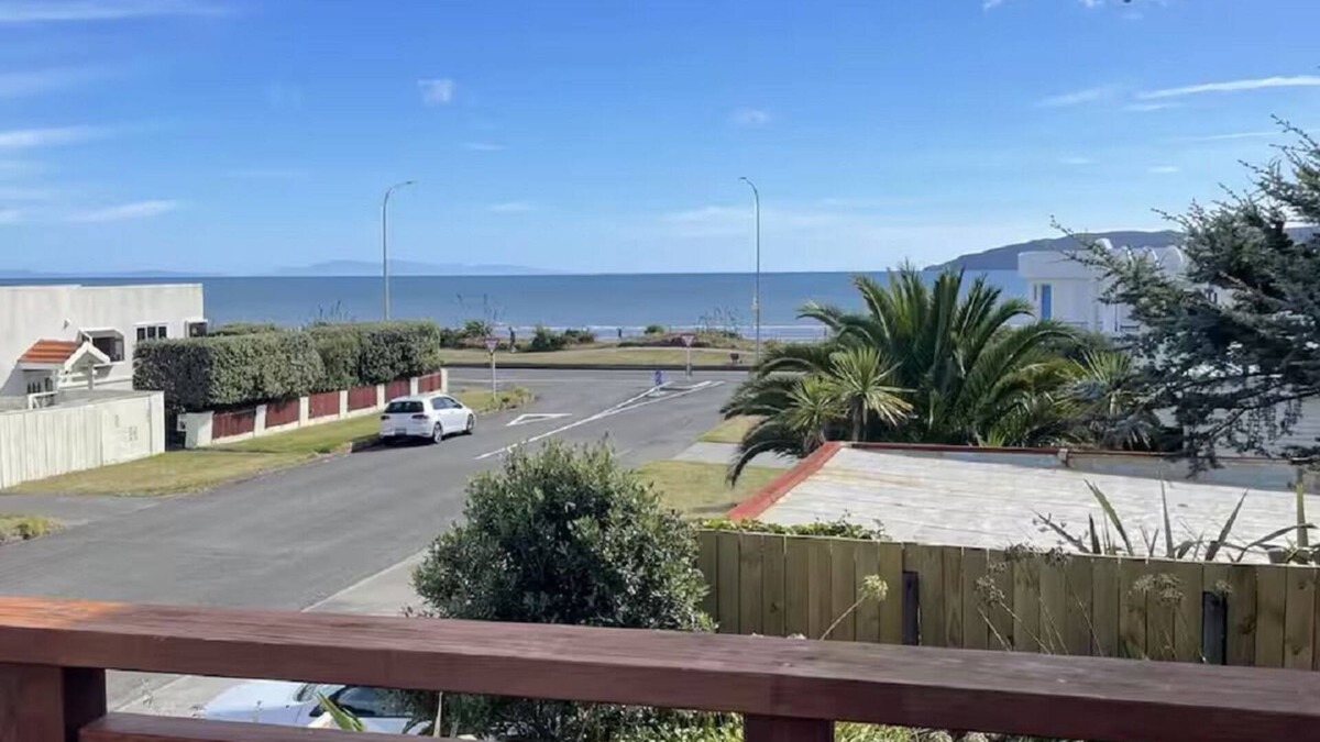 Paraparaumu Beach House | Beach House with an oceanview!