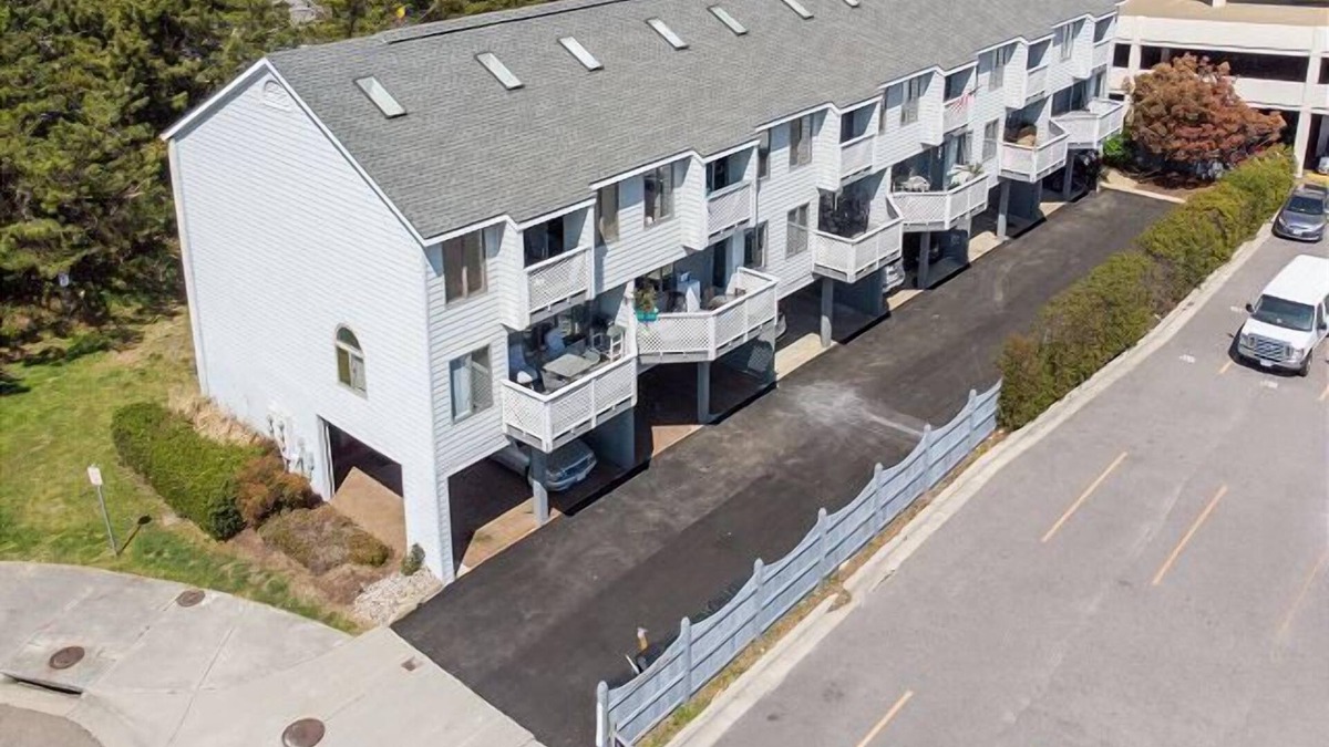 Northeast Virginia Beach House | Beach is across the street - 3BR, 3.5 BA Contemporary Condo