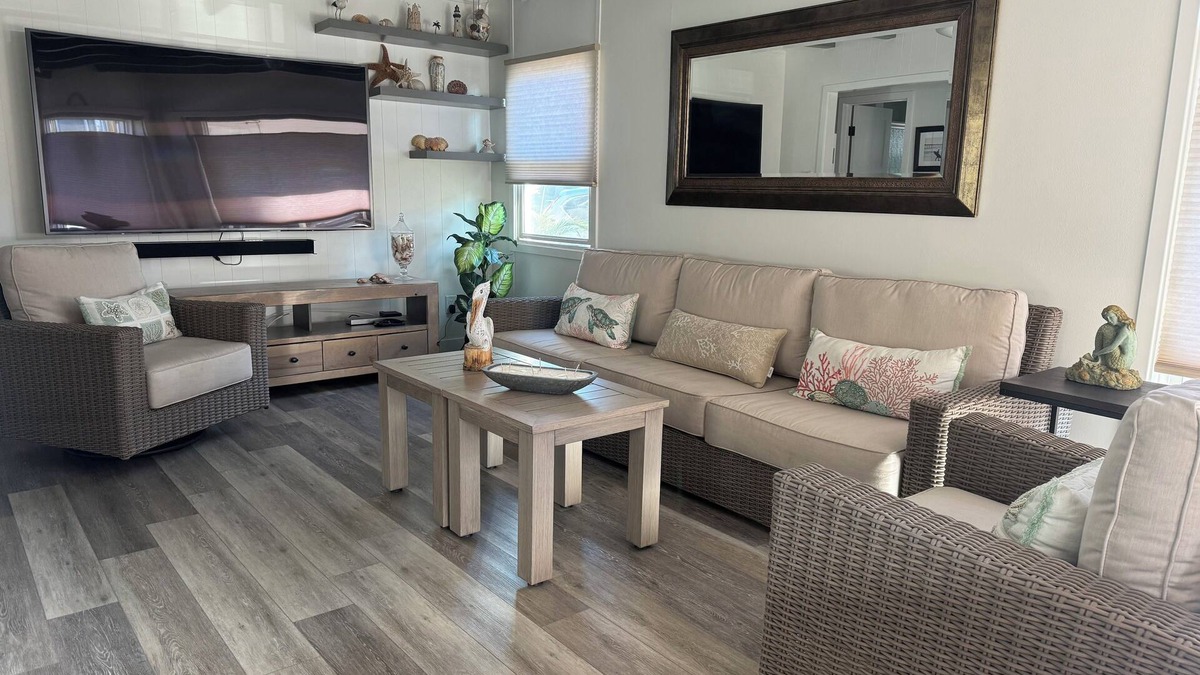 West Newport Cottage | Beach it Here- 5 min. walk to the beach, remodeled and close to all amenities