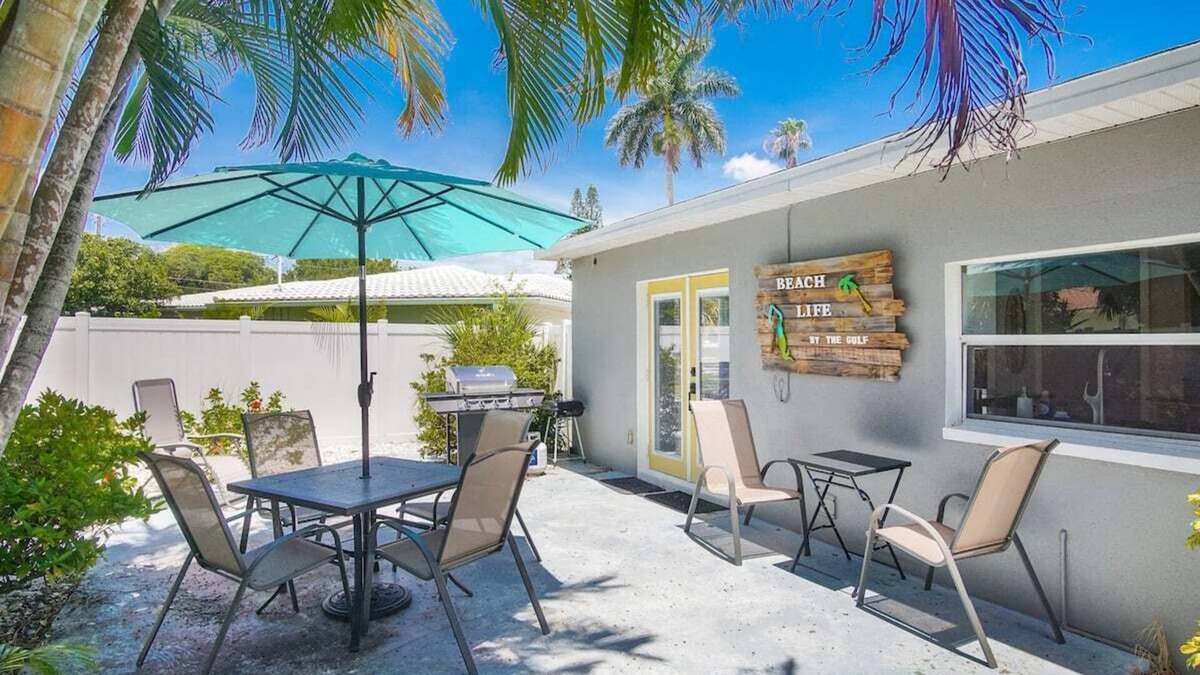 Redington Beach House | Beach Life by the Gulf- Charming & Fully Equipped!