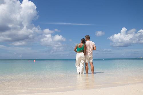 Seven Mile Beach Apartment | Beach Living at Island Pine Villas 'BLJW'