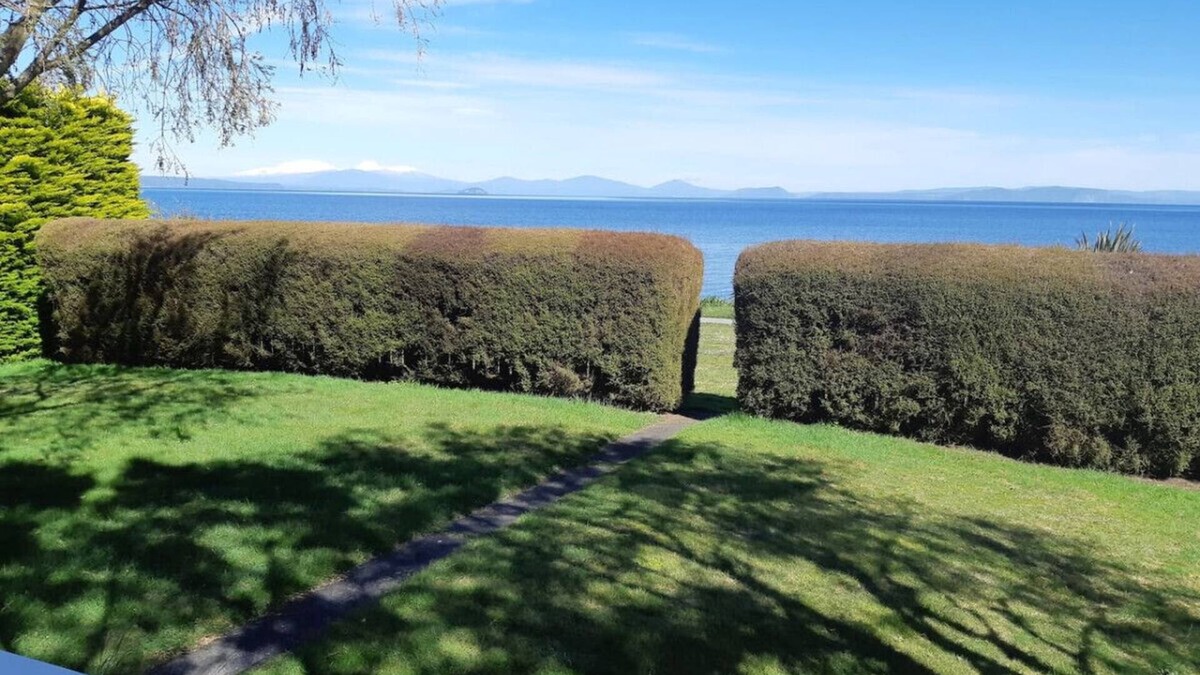 Waitahanui House | Beach Magic - Large Lakeside home with WiFi
