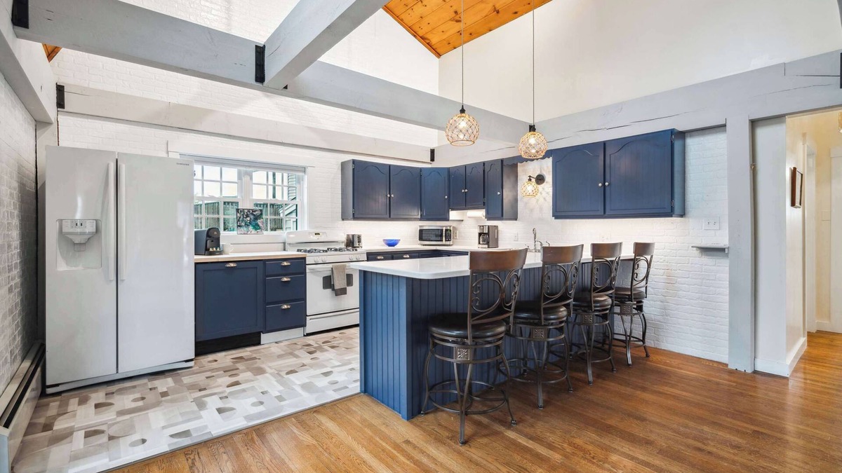 Newbury House | Beach Plum Cottage | Steps to Beach | Loft | A/C