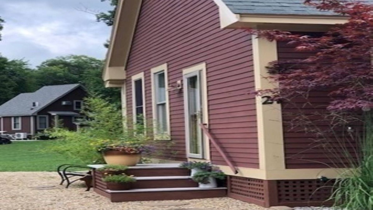 Graniteville Cottage | Beach & pond Cottage