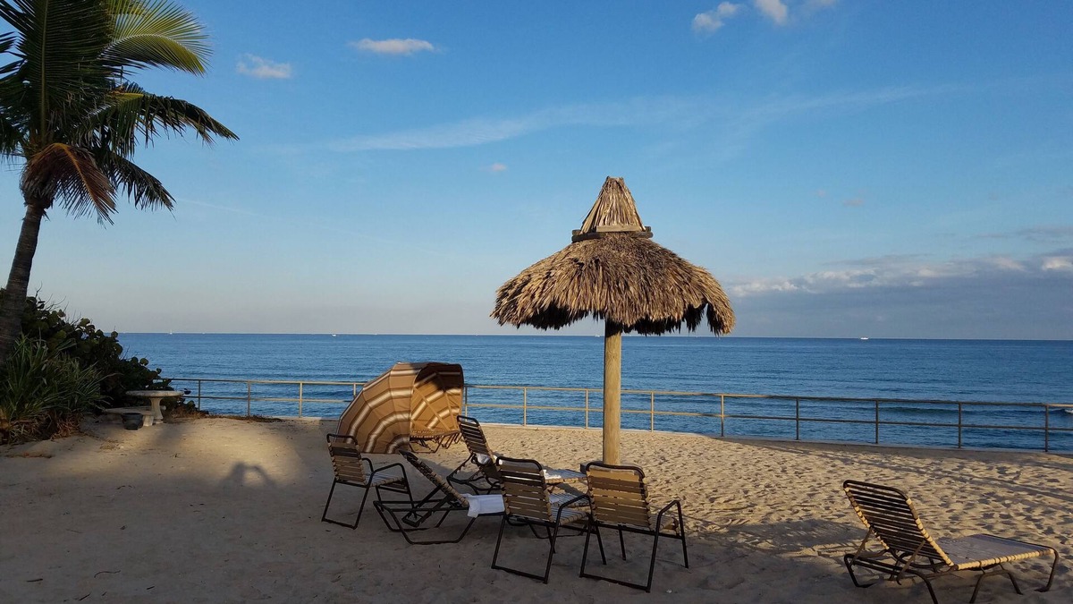 Hillsboro Beach Cottage | Beach Resort Villa , 2 br/2 ba, just steps to beach & golf & pool & Waterway