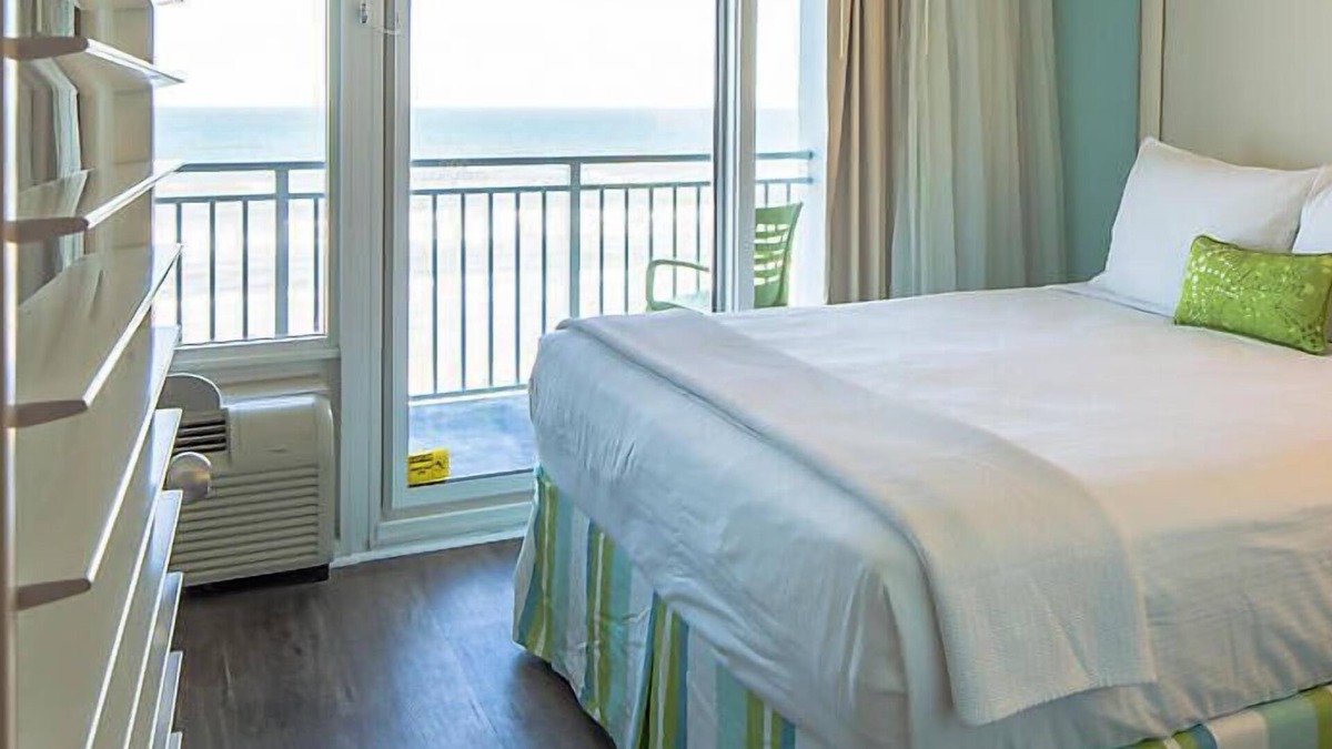 Daytona Beach Shores Resort | Beach Resort with Ocean Front Pool and Hot Tub