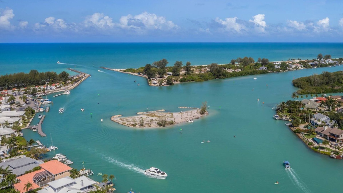 Laurel House | Beach Retreat - Completely Renovated!Half Duplex, WIFI/TV,1mile to Beach.