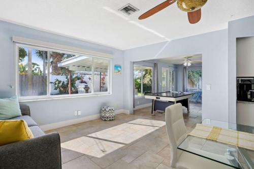 Tropic Palms House | Beach Retreat Downtown Hot Tub
