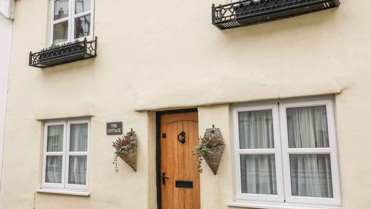 Instow Cottage | BEACH RETREAT, pet friendly, with open fire in Instow