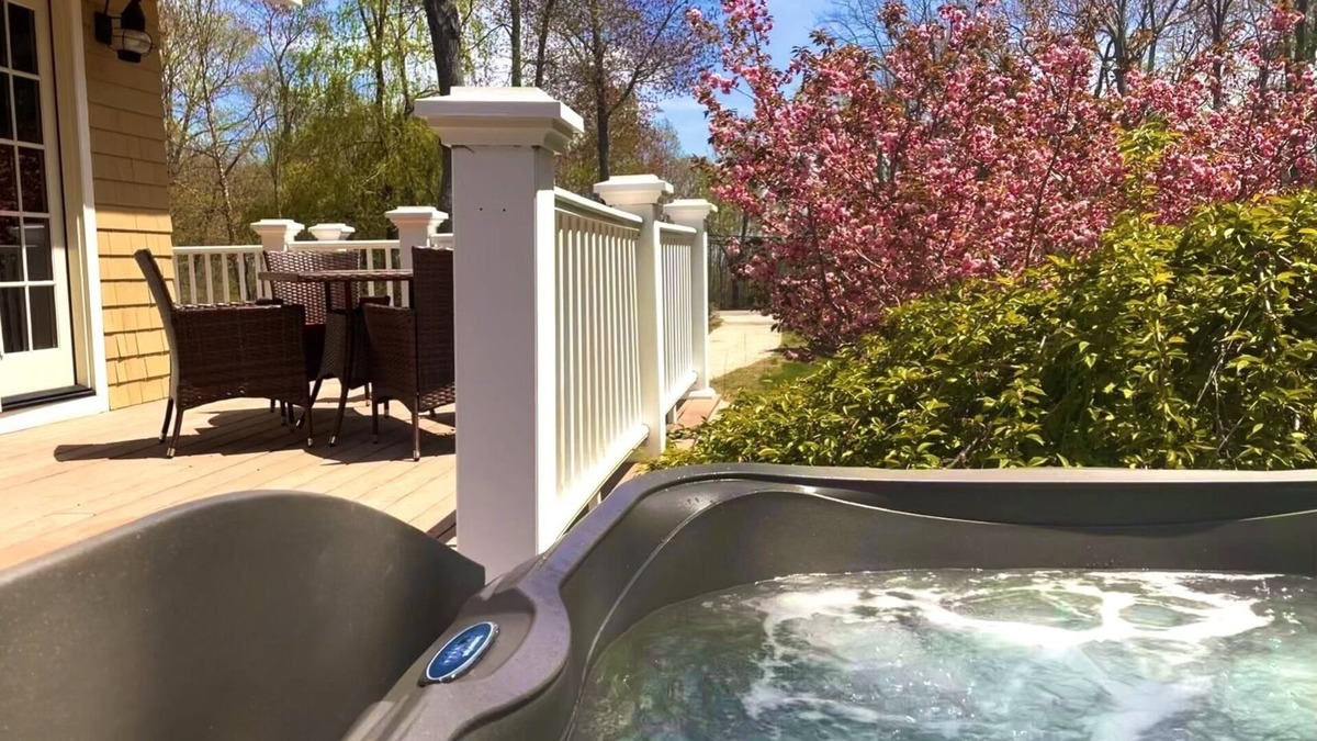 North Hampton House | Beach Retreat with deck and hot tub - short walk to ocean