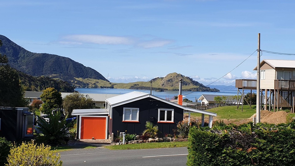 Whangarei Heads House | Beach Shack at Taurikura Bay