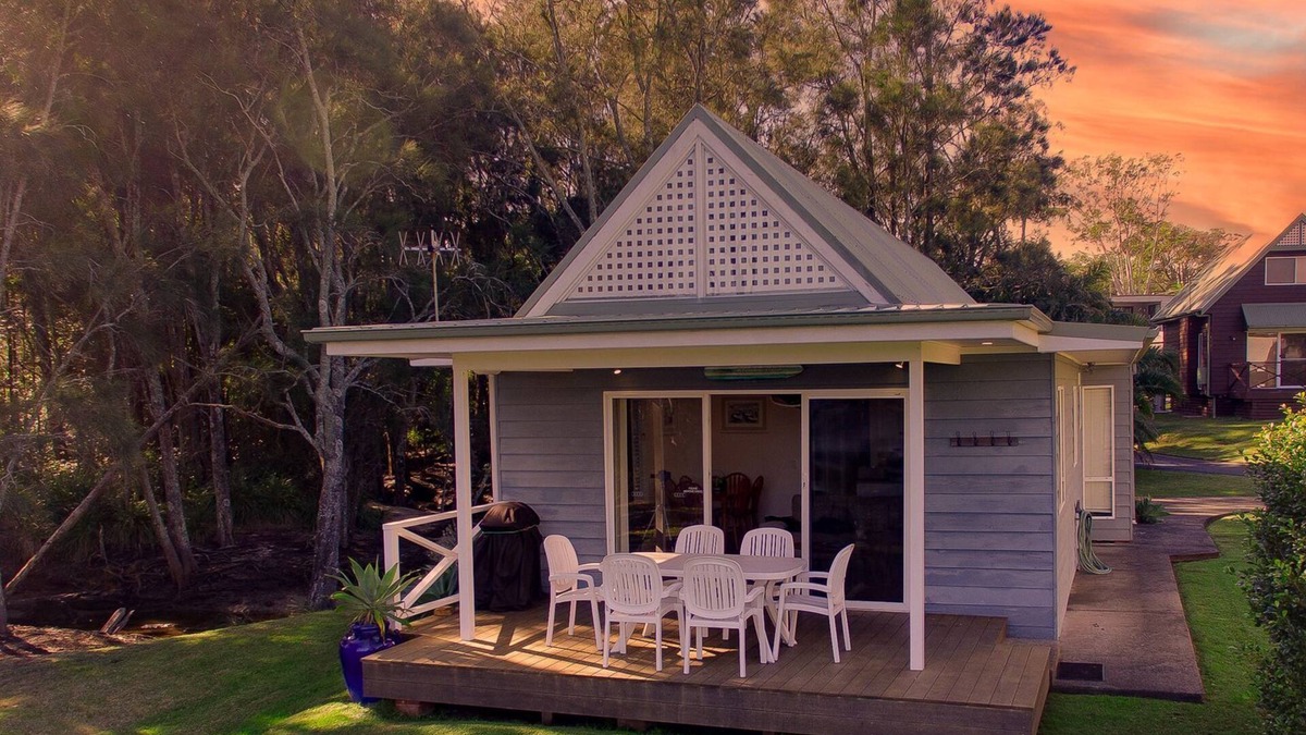 Berrara Ski Chalet | Beach Shack on the Lagoon