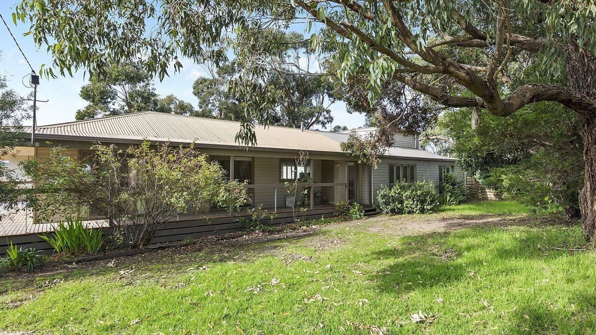 Aireys Inlet House | Beach Side - Free WIFI, Pet Friendly (FENCED) & Walk To The Beach