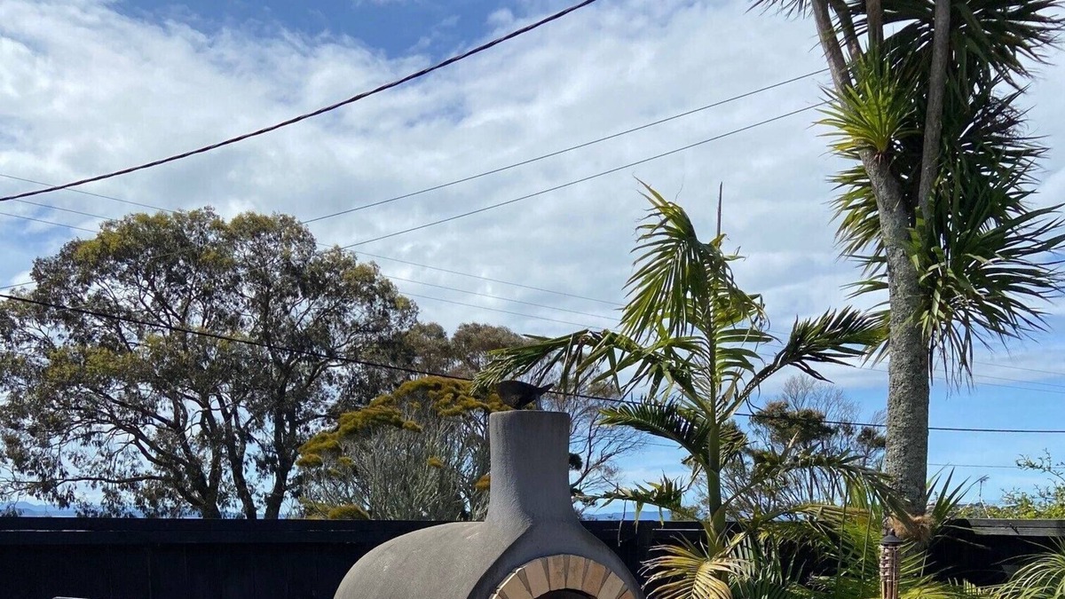Stanmore Bay House | Beach, Spa, Pizza, Repeat.