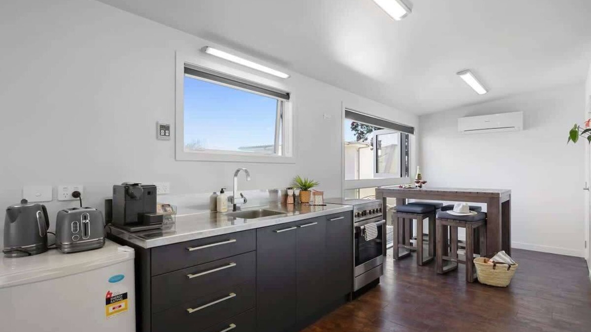 Fitzroy Apartment | Beach Studio - coastal escape near Fitzroy Beach