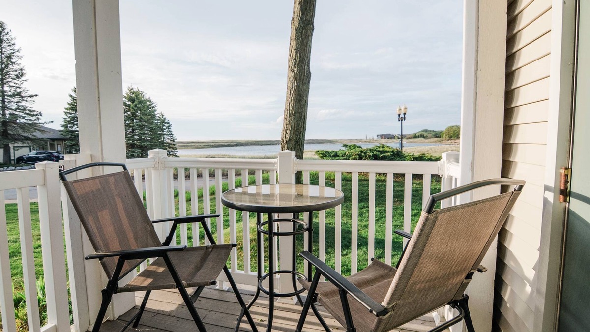 Manistee Condo | Beach Studio- King Bed, Modern Updates