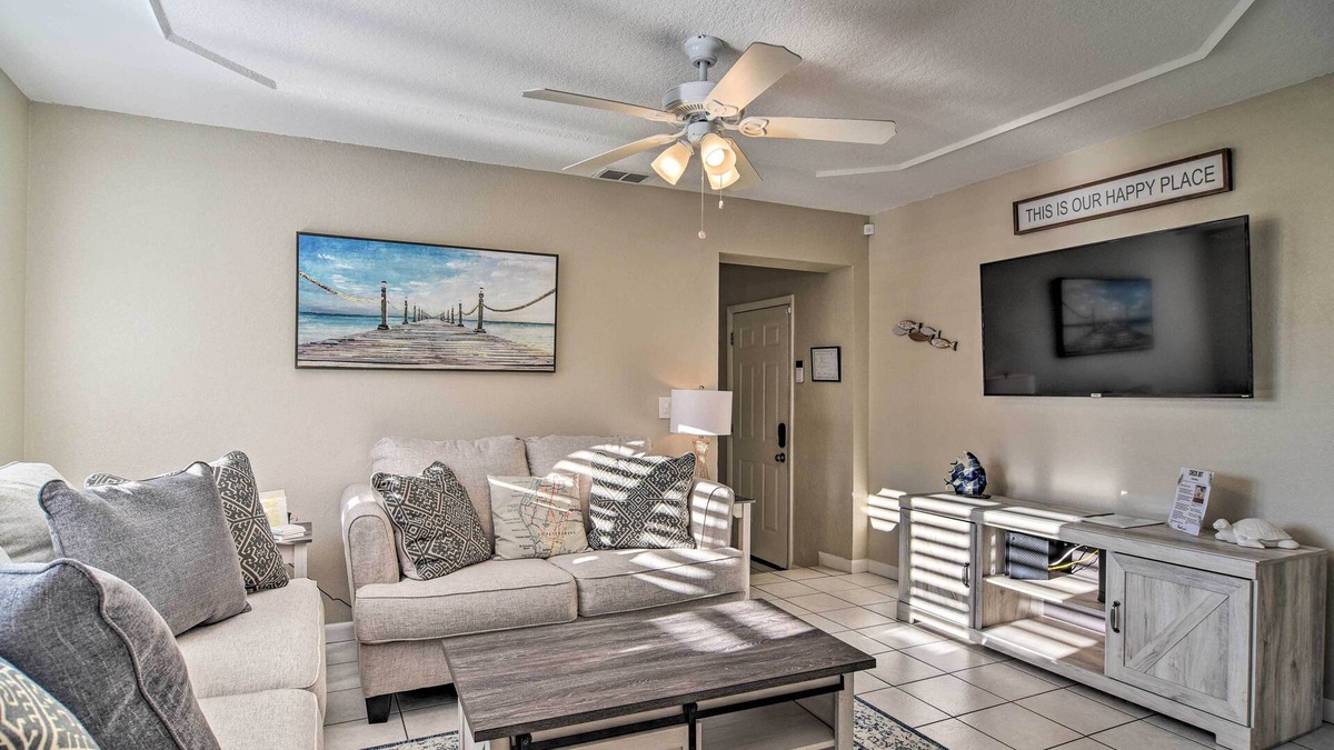 Largo House | Beach-Style Getaway w/Lanai ~ 4 Mi to Beaches!