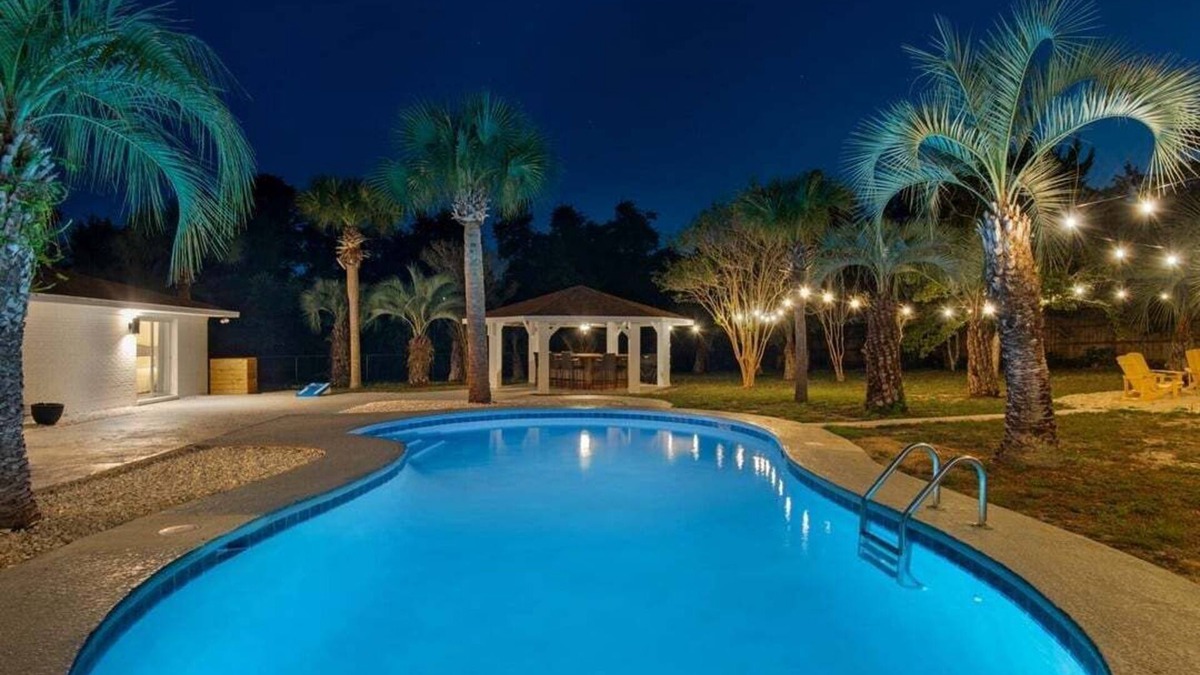 Gulf Pines House | Beach Therapy: Game On! Cornhole, Table Tennis & Poolside Bar with Private Beach!