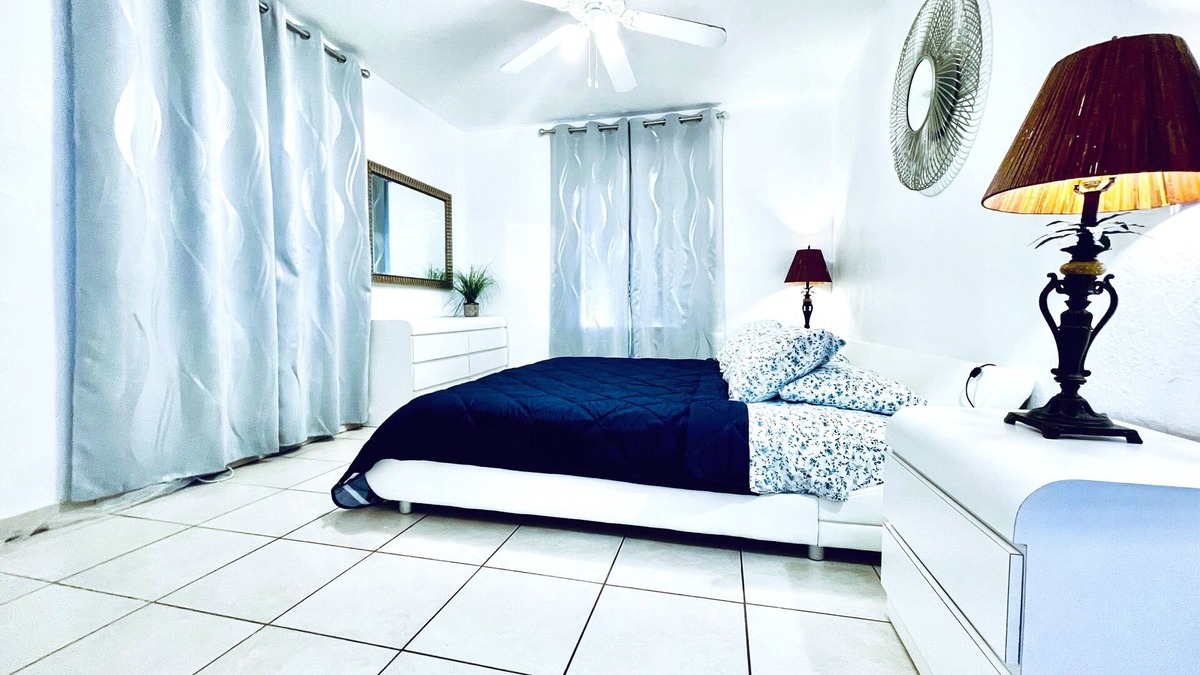 Hollywood Apartment | Beach Tide Motel - #7 1 Bedroom King Bed 1 Queen 1 twin sofa bed