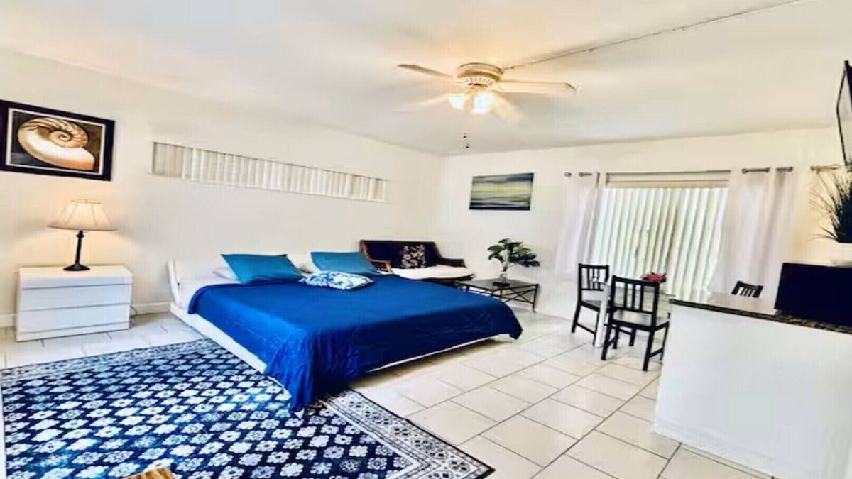 Hollywood Apartment | Beach Tide Motel - Studio 1 King bed