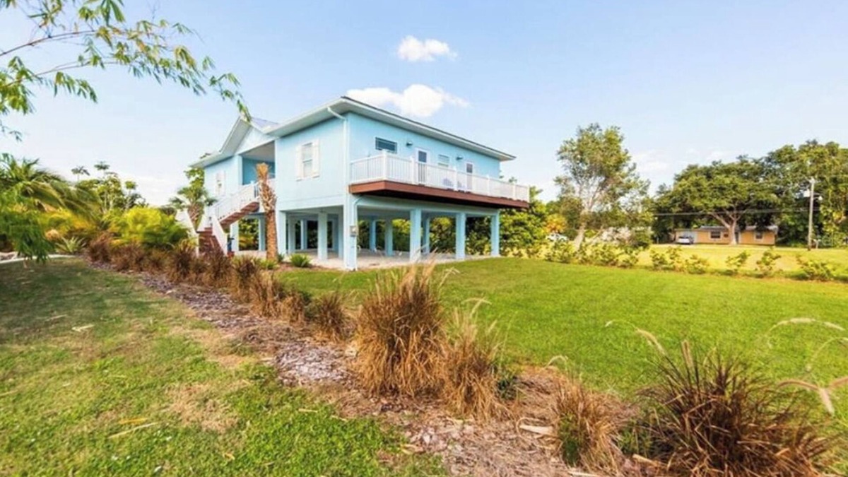 Laurel House | Beach time! Walk to the beach!