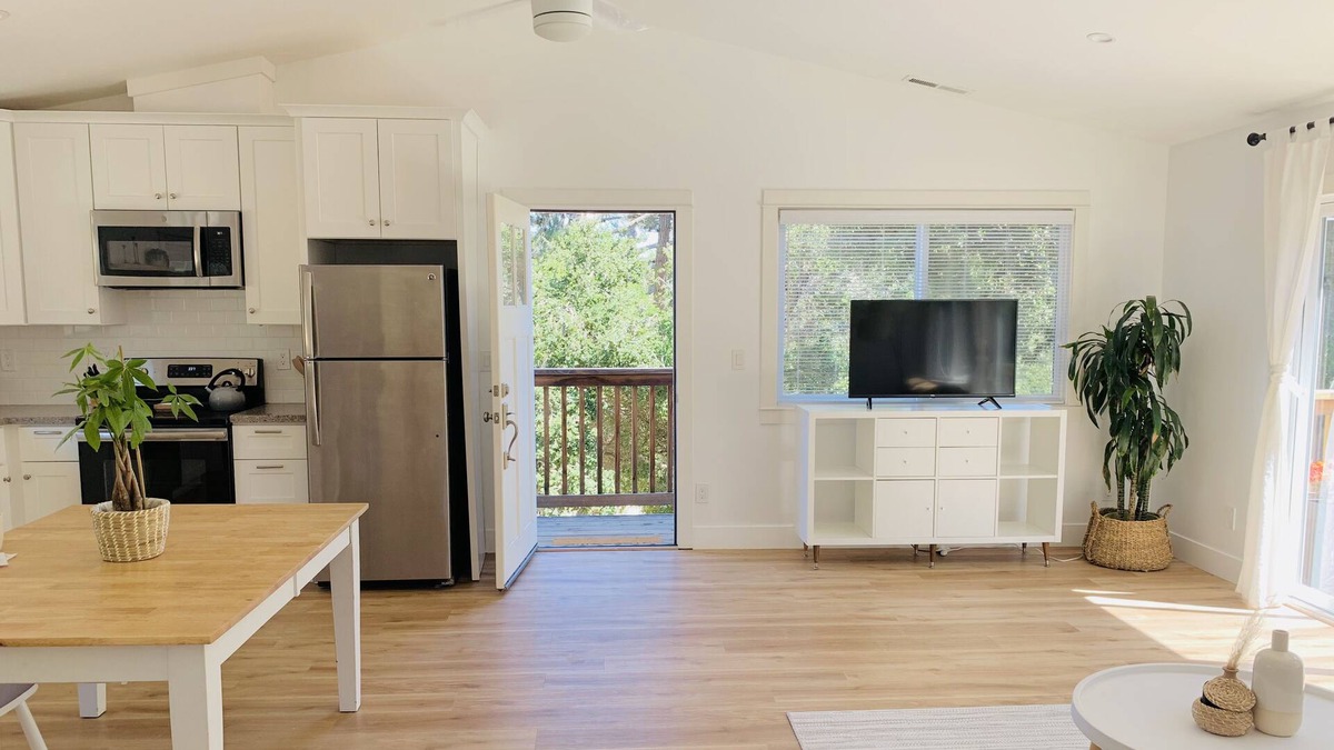 La Selva Beach Apartment | Beach Town Country Stay - 10 minute drive to the beach!