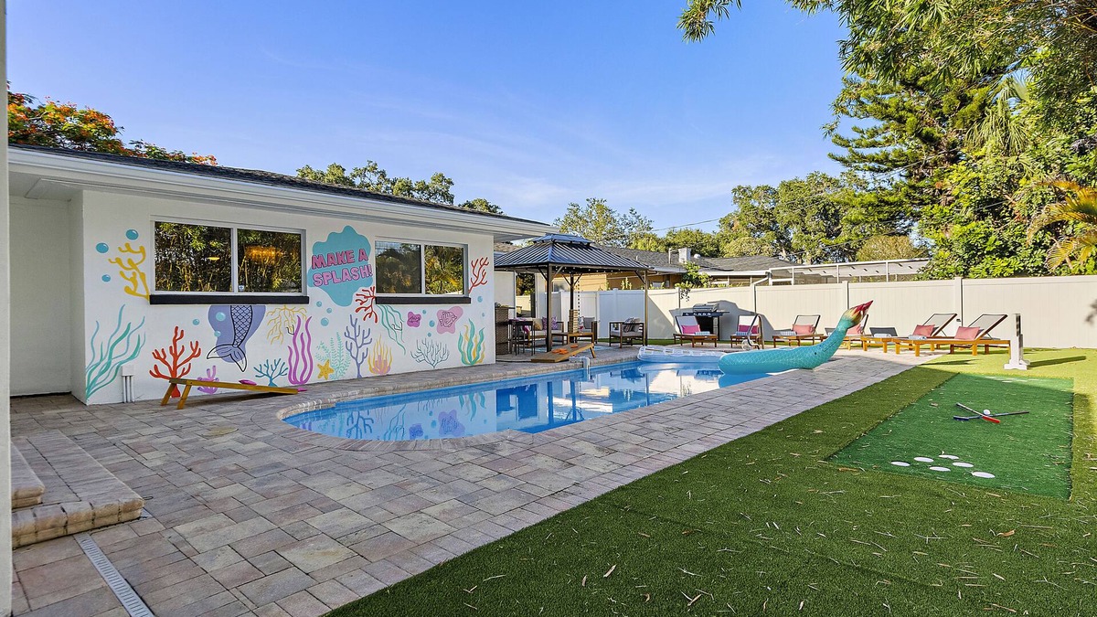 Clearwater House | Beach Tropics Heated Pool House, Golf + Fire Pit!