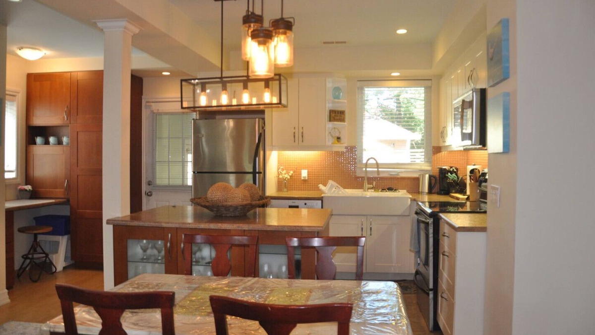The Beaches House | Beach Vibe! Toronto Beaches 4bdrm Home w Parking