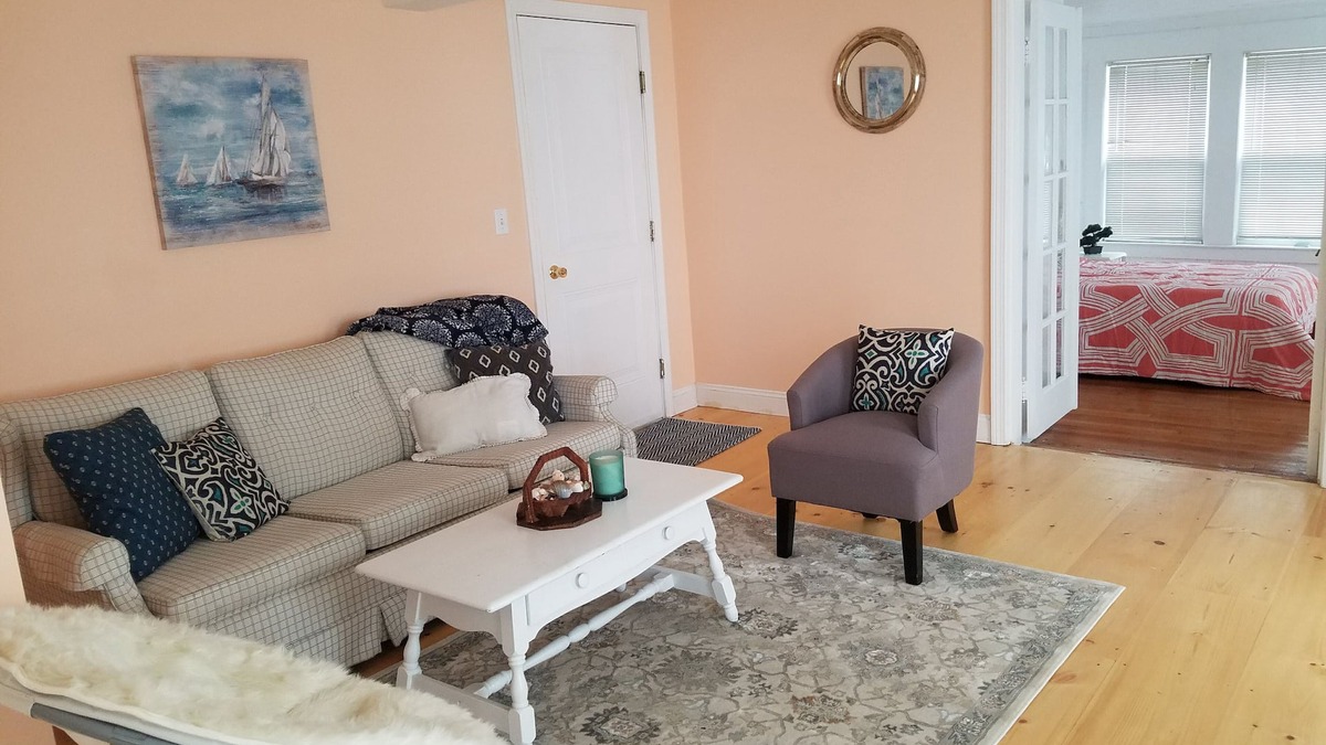 Onset House | Beach Vibes & Fun Colors in the Seashell Suite