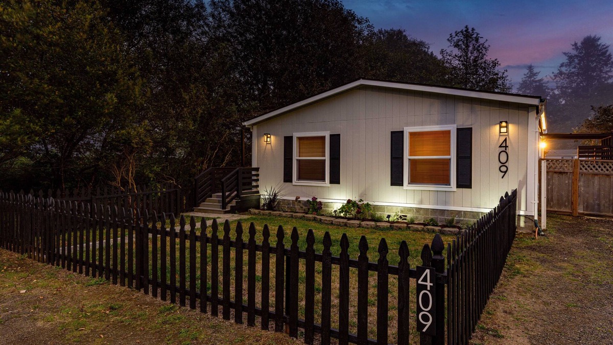Westport Cottage | Beach Vibes-Pet Friendly, Fire Pit, Arcade & More!
