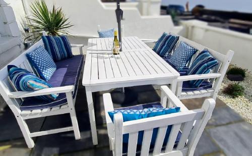 Folkestone House | Beach View, 4 bedroom house opposite the sea! Sleeps 10