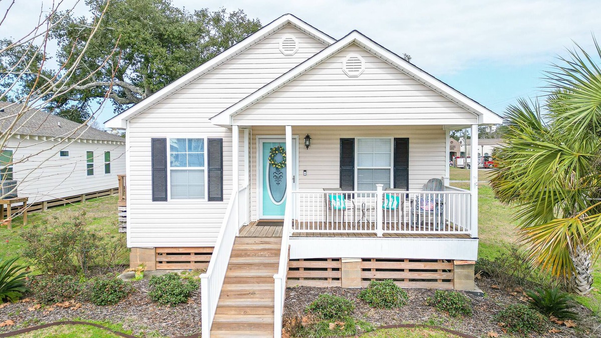 Gulfport House | Beach View Cottage Perfect for Family & Friends!