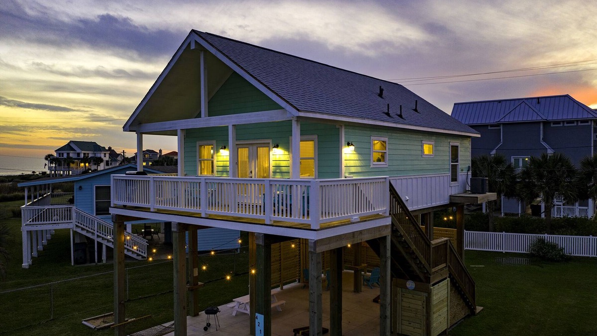 Galveston House | Beach Views/Walk to Beach/Entertainment/Cozy - The Salty Starfish