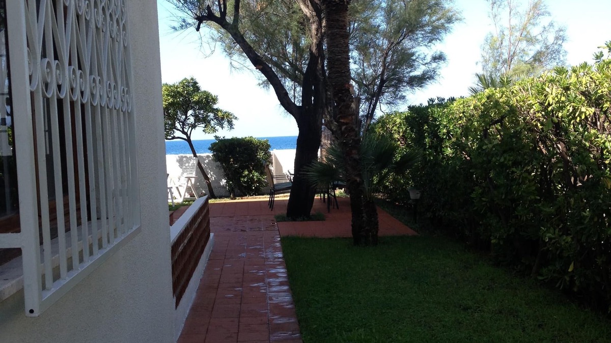 Cucco-Riviere Villa | Beach villa facing Cirella island with garden and private parking