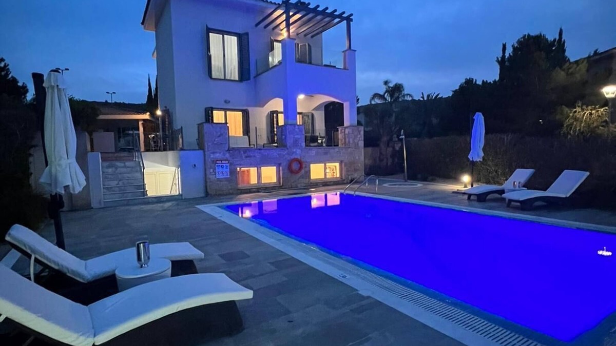Neo Chorio Villa | Beach Villa Private Pool A/C Wifi Tennis Court Sea Views Near Latchi